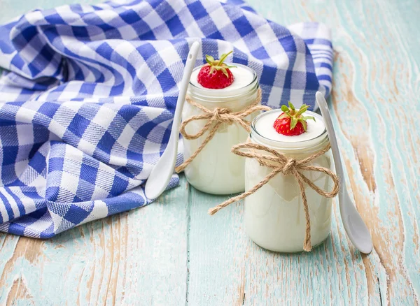 Grekisk yoghurt glas, med jordgubbar — Stockfoto