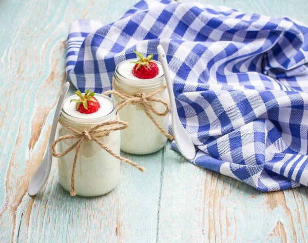 Vidrio de yogur, con fresas y cuchara de cerámica —  Fotos de Stock