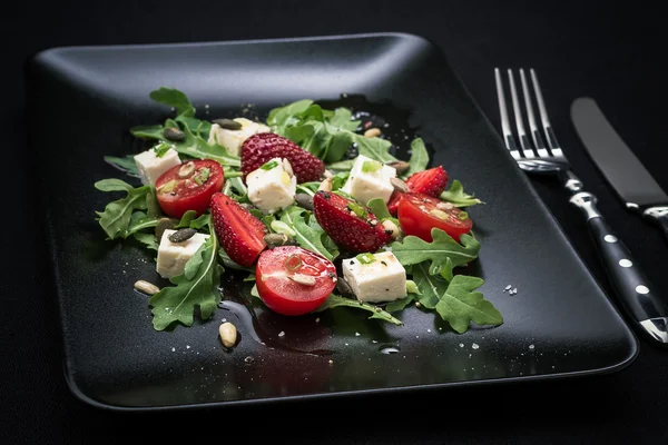 Erdbeertomatensalat, Feta-Käse, Olivenöl — Stockfoto