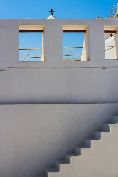 Белая лестница, по которой можно пересечь Санторини — стоковое фото