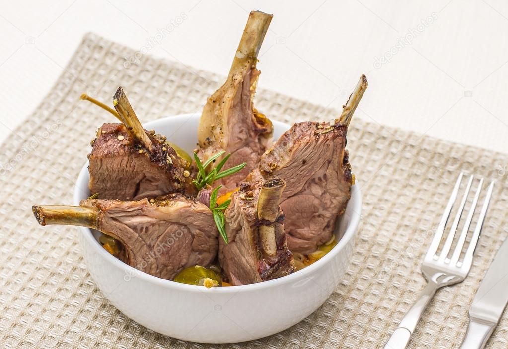 Grilled rack of lamb with carrot onion