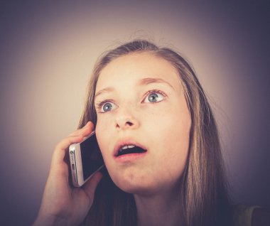 Portre genç kız telefon çileden, tahıl etkisi