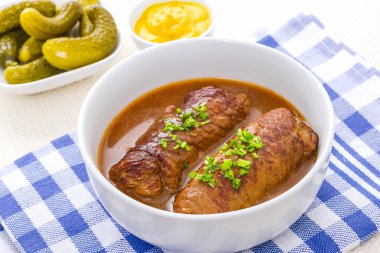 İki roulades biftek hardal ile turşusu