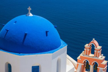 Kilise kubbe ve Santorini Bell'den Kulesi