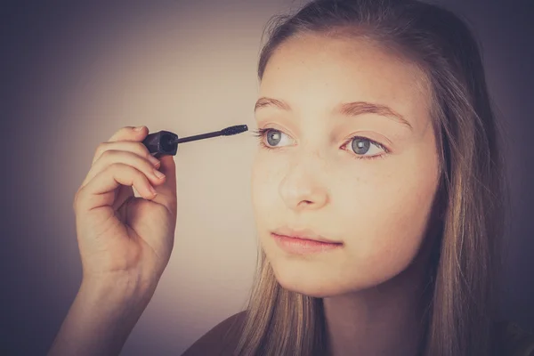 Ritratto di ragazza bionda, trucco, effetto grano — Foto Stock