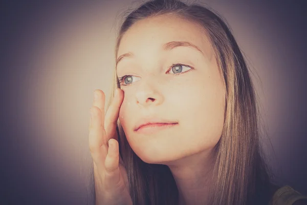 Blonde Mädchen cremen sich ein, Korneffekt — Stockfoto