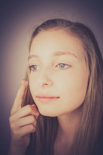 Blonde girl apply cream, grain effect — Stock Photo, Image