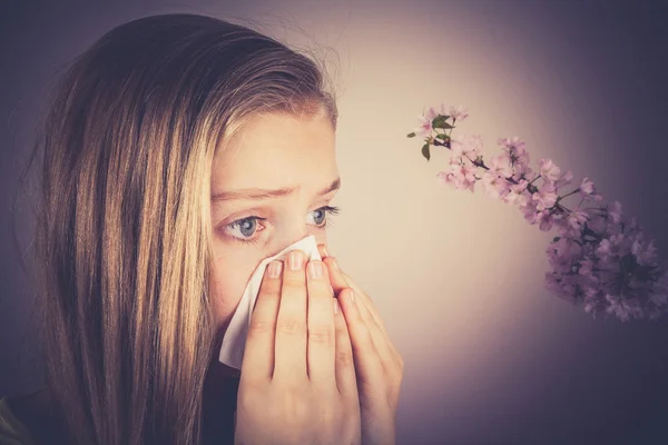 Gadis pukulan hidungnya, bunga sakura, efek biji-bijian — Stok Foto