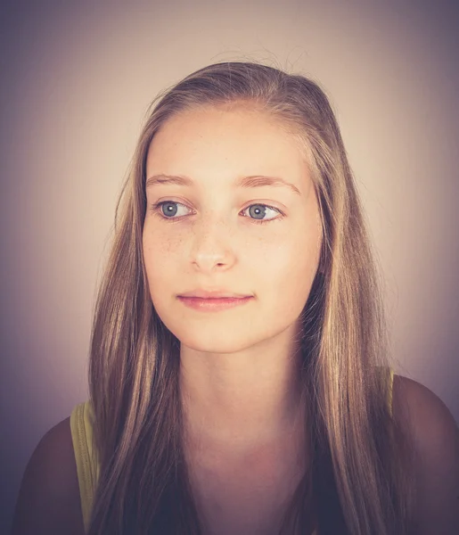 Porträtt av blonda flickan, korn effekt — Stockfoto