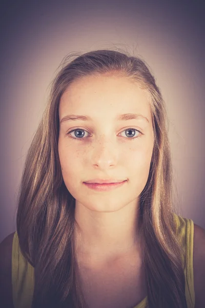 Portrait de fille blonde souriante, effet grain — Photo