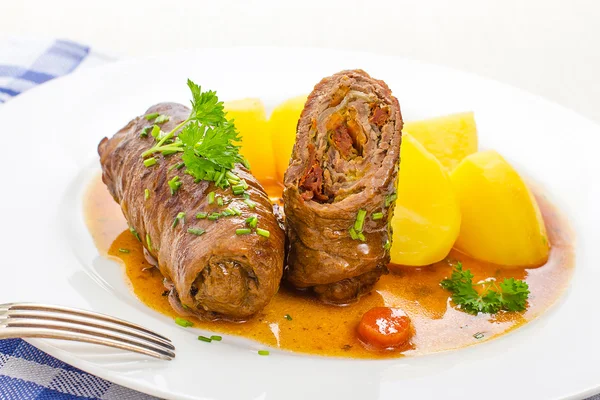 Taglio di involtini di manzo con ripieno vegetale — Foto Stock