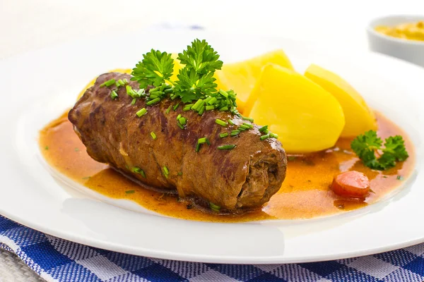 Rouladen Rindfleisch auf Teller mit Kartoffeln, Sauce — Stockfoto