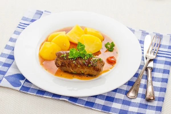 Smakelijke rollades rundvlees met aardappel en saus — Stockfoto