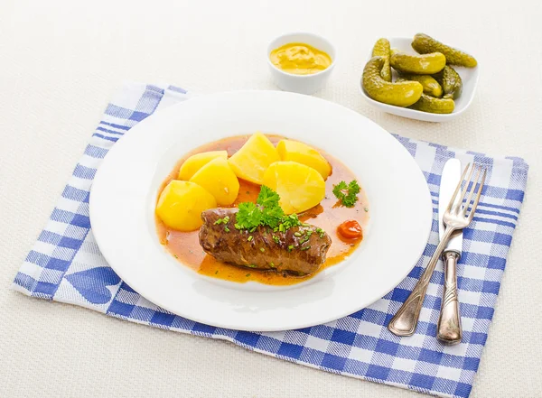 Roulades beef with sauce, mustard and gherkins — Stock Photo, Image