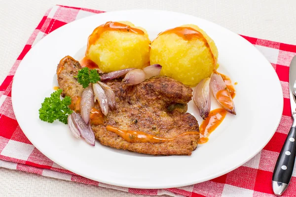 Fegato di vitello fritto con scalogno, vista dall'alto — Foto Stock