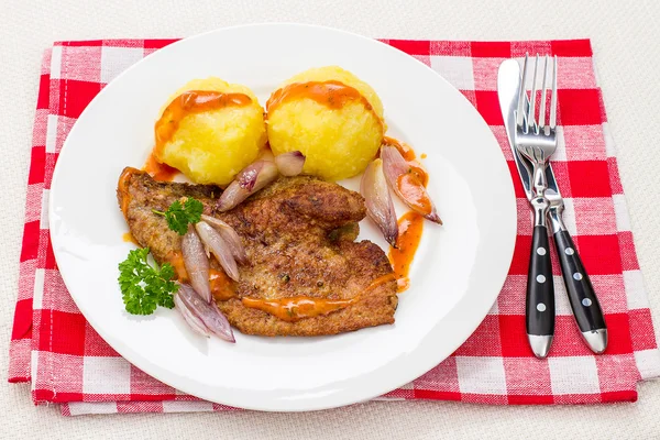 Gebraden kalfsvlees lever met sjalotten, dumplings — Stockfoto