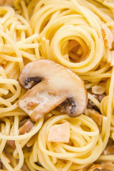 Espaguetis carbonara con setas, macro — Foto de Stock