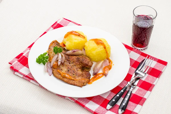 Fígado de vitela assado, bolinhos de batata, vinho — Fotografia de Stock