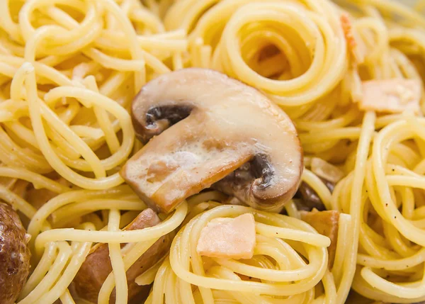 Spagetti carbonara mantarlı, makro — Stok fotoğraf