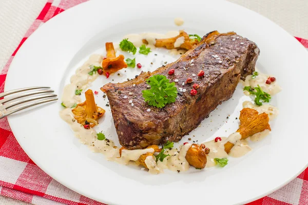Grilled rump steak with chanterelle and cream sauce — Stock Photo, Image