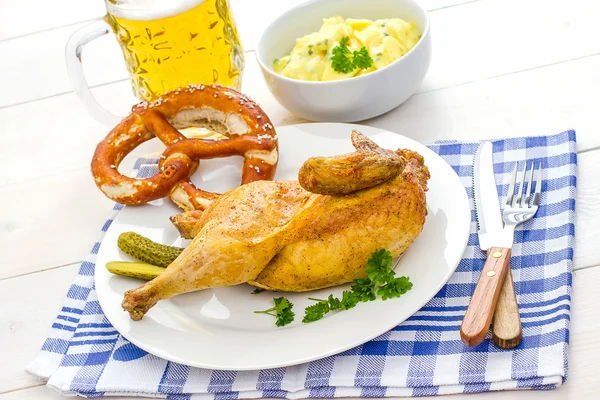 Medio pollo asado, cerveza, pretzel y patata —  Fotos de Stock