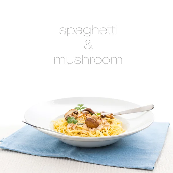 Spaghetti carbonara med brun champinjon — Stockfoto