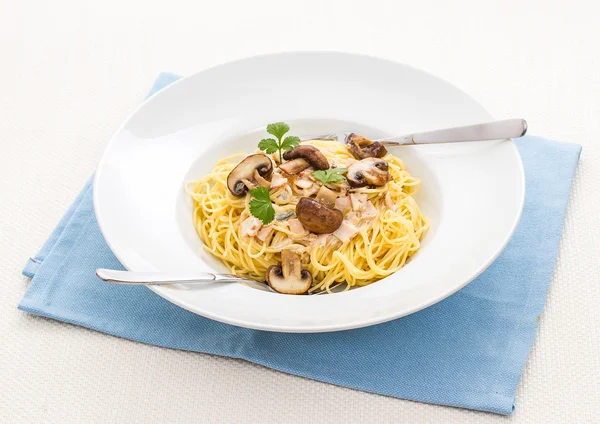 Carbonara de espaguete com cogumelo marrom — Fotografia de Stock