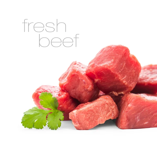 Σωρό από κύβους ζουμερό βοδινό κρέας, απομονωμένο — Φωτογραφία Αρχείου