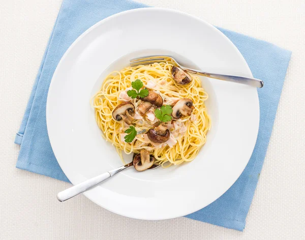 Spaghetti carbonara med brun champinjon — Stockfoto