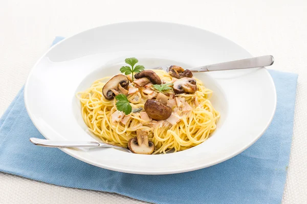 Spaghetti carbonara med brun champinjon — Stockfoto