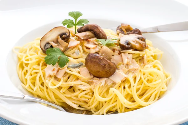 Spaghetti carbonara with brown mushroom — Stock Photo, Image