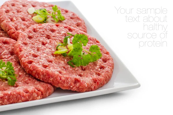 Сирі шматочки гамбургерів на білій тарілці — стокове фото