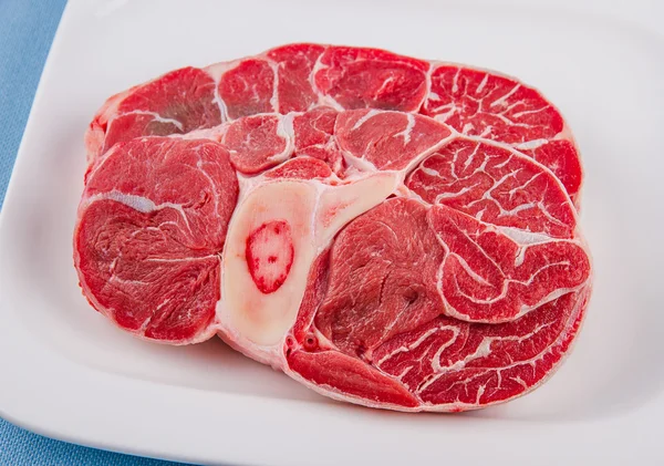 在白板上的两个新鲜牛肉小腿肉 — 图库照片