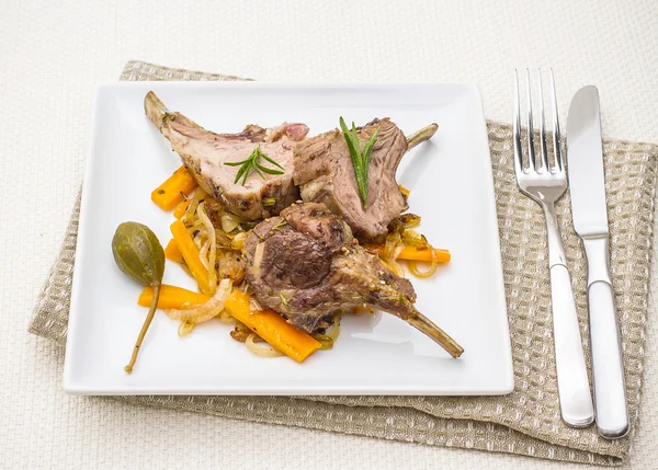 Rastrelliere di agnello alla griglia con carota, capperi — Foto Stock