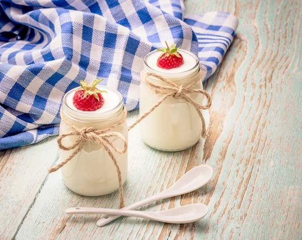 Två yoghurt glas, med jordgubbar — Stockfoto