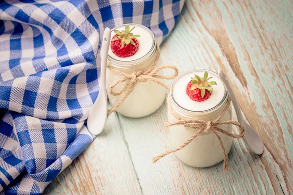 Yoghurt glas, met aardbeien, bovenaanzicht — Stockfoto