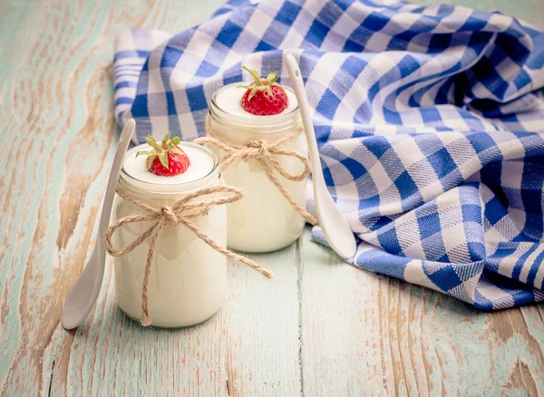 Vidrio de yogur, con fresas y cuchara de cerámica —  Fotos de Stock