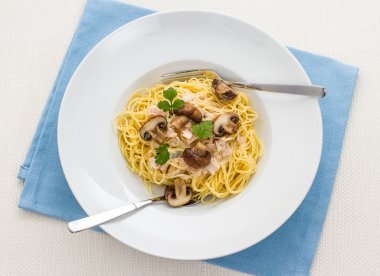 Spagetti carbonara kahverengi mantar ile