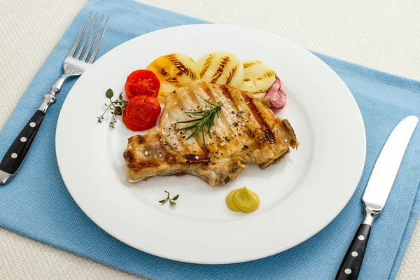 Saftige gegrillte Schweinekoteletts, Zwiebelringe — Stockfoto