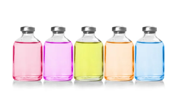 Vijf gekleurde flessen met essentiële oliën — Stockfoto