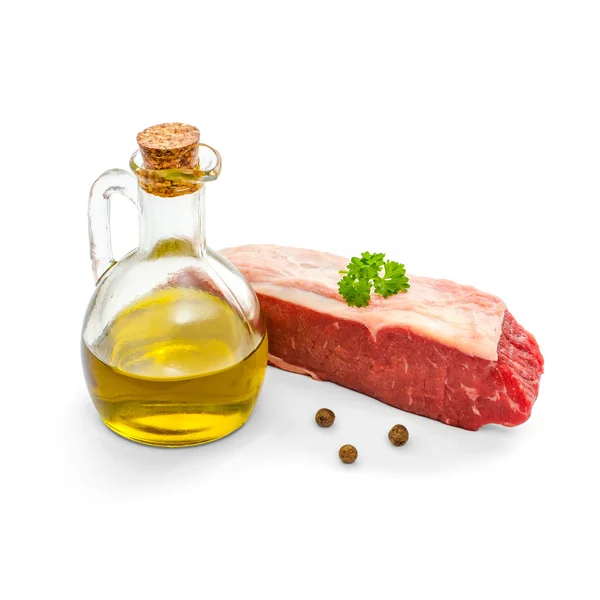 Ruwe rumsteak met olijfolie, geïsoleerd — Stockfoto