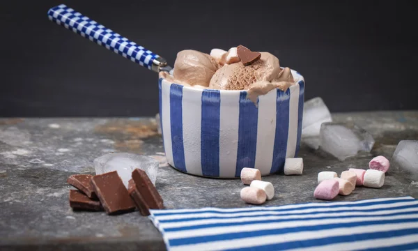 Homemade vanilla and chocolate ice cream — Stock Photo, Image