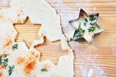 Çerez kesici ve şekiller ile peynir pasta hamur