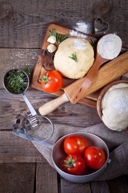 Hamur rulo PIN ve domates ile