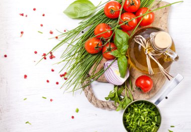Kiraz domates ve yeşillik ve zeytin yağı