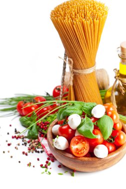 Zeytinyağı, sebze ve otlar ile spagetti