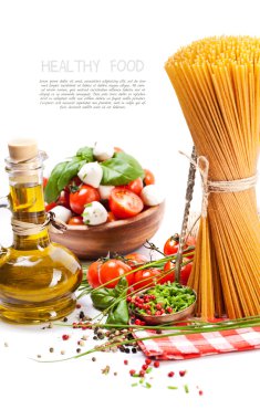 Zeytinyağı, sebze ve otlar ile spagetti