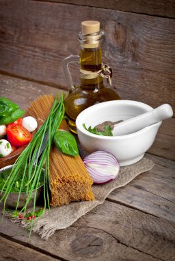 Zeytinyağı ve otlar ile makarna