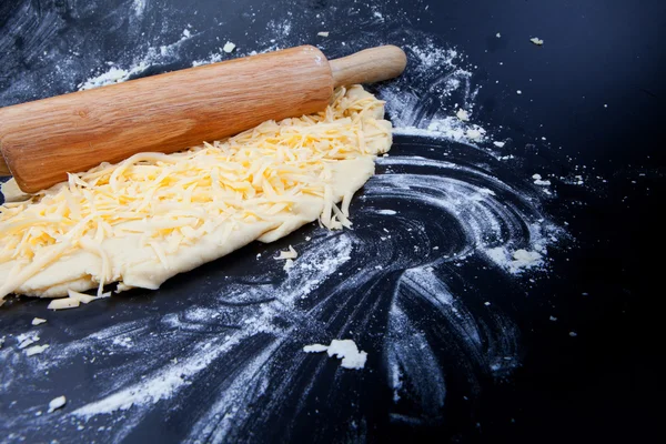 Pizza dough and rolling pin — Stock Photo, Image