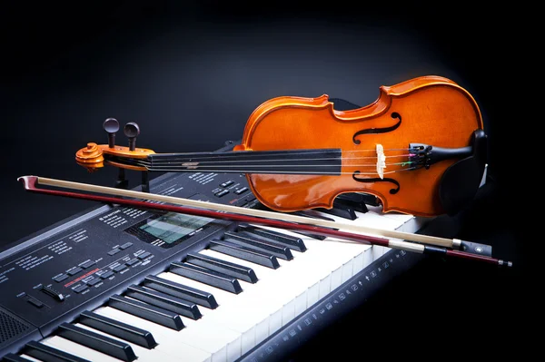 Violin och piano tangenter — Stockfoto